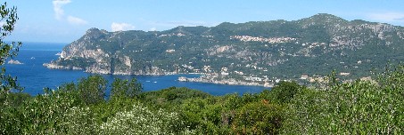 Ausblick auf Paleokastritsa, Lakones und Angelokastro