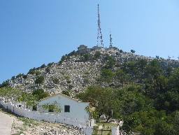 Blick hinauf zur Bergkuppe