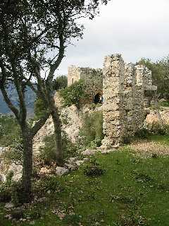 Bild: Ruinen in der unteren Ebene des Castells