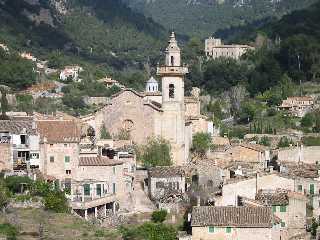 File:Blick auf das Dorf Valldemossa auf der Insel von Mallorca