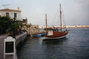 Ein Boot im Hafen von Kokkri